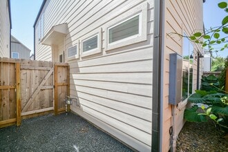 310 Cyclamen St in Houston, TX - Building Photo - Building Photo