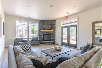 Silverplace Apartment Homes in Silverton, OR - Foto de edificio - Building Photo