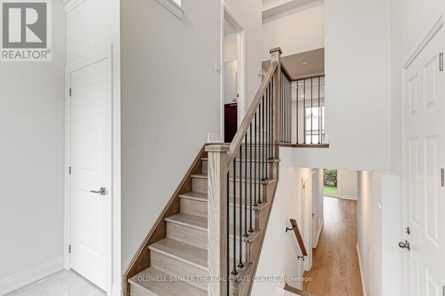 549 New England Ct in Newmarket, ON - Building Photo - Building Photo