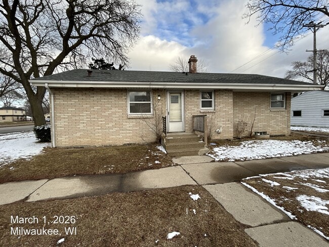 7335 W Hampton Ave in Milwaukee, WI - Building Photo - Building Photo
