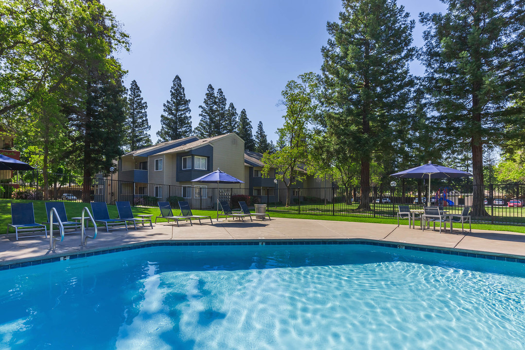 Redwood Square Apartments in Sacramento, CA - Building Photo