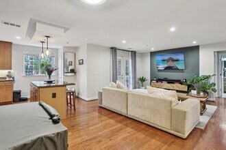 4091 S Four Mile Run Dr, Unit 401 in Arlington, VA - Foto de edificio - Building Photo