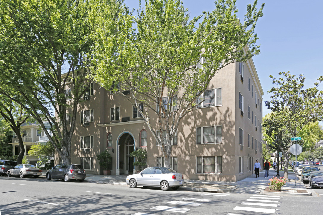 Auslander Apartments in Sacramento, CA - Building Photo