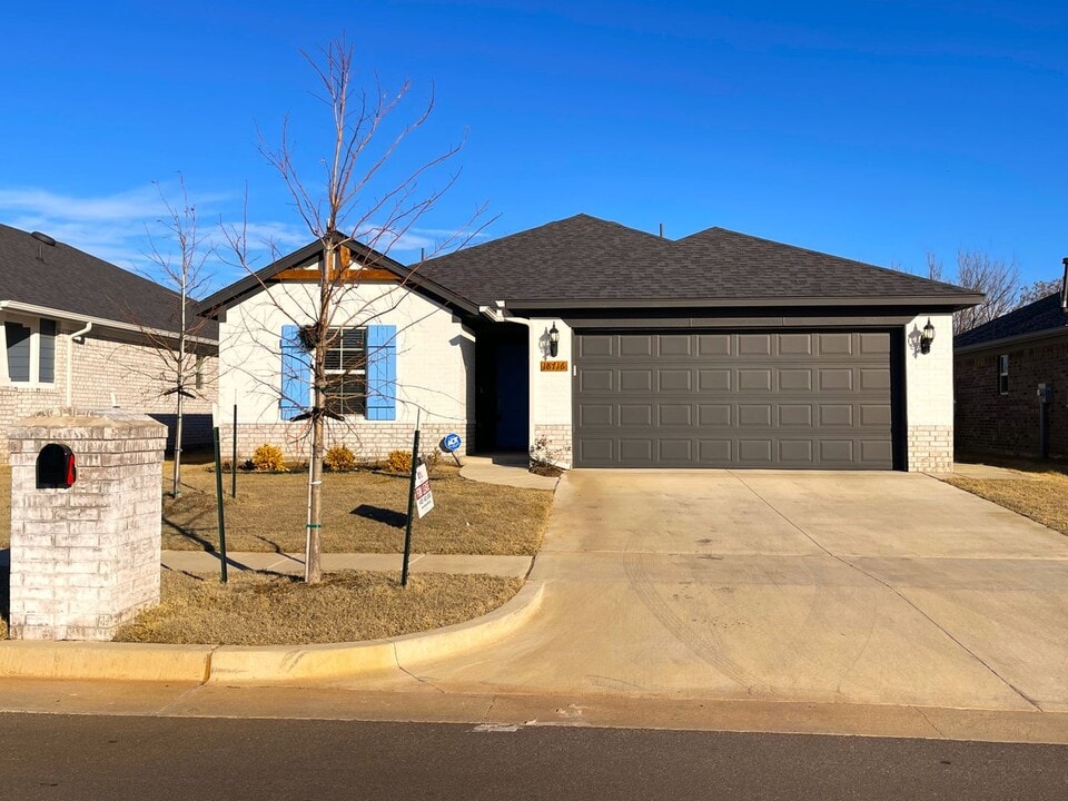 18716 Caballero Dr in Edmond, OK - Building Photo