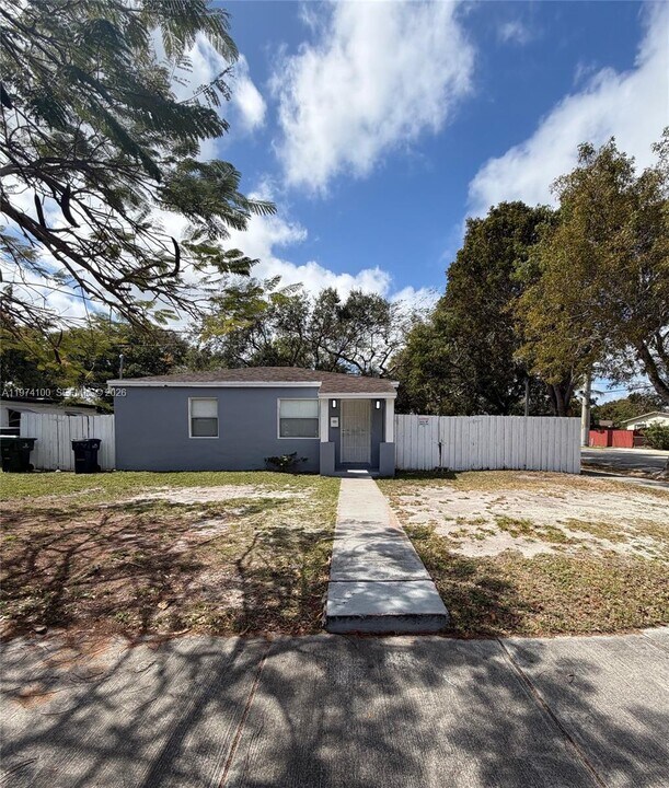 6400 SW 58th Pl in South Miami, FL - Building Photo