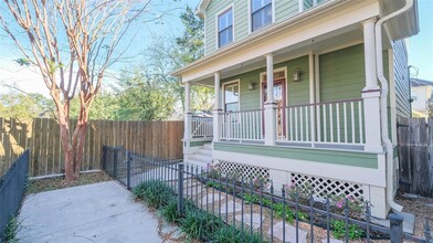 1045 W 16th St in Houston, TX - Building Photo - Building Photo