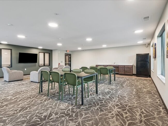 ARRO Senior (55+) Apartments in Hiawatha, IA - Foto de edificio - Building Photo