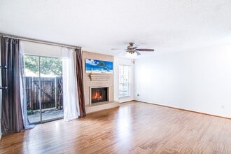 3919 Fairmont Pkwy in Pasadena, TX - Building Photo - Building Photo