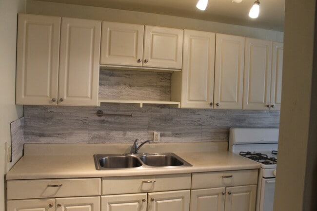 457 W 8th St, Unit 1 in Erie, PA - Building Photo - Building Photo