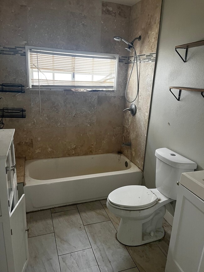 2501 N Sierra Way in San Bernardino, CA - Foto de edificio - Building Photo