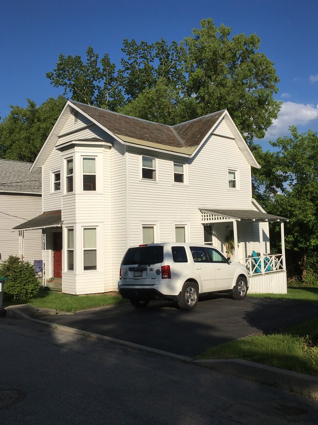 16 Covell Ave, Unit 1 in Saratoga Springs, NY - Building Photo - Building Photo