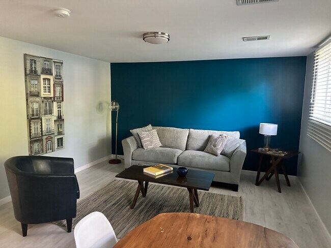 3202 N Kingsley Dr, Unit Suite with Kitchenette