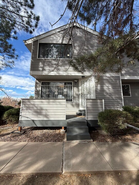 10 S Nome St in Aurora, CO - Building Photo