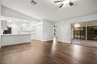 15524 Crystal Lake Dr in North Fort Myers, FL - Foto de edificio - Building Photo