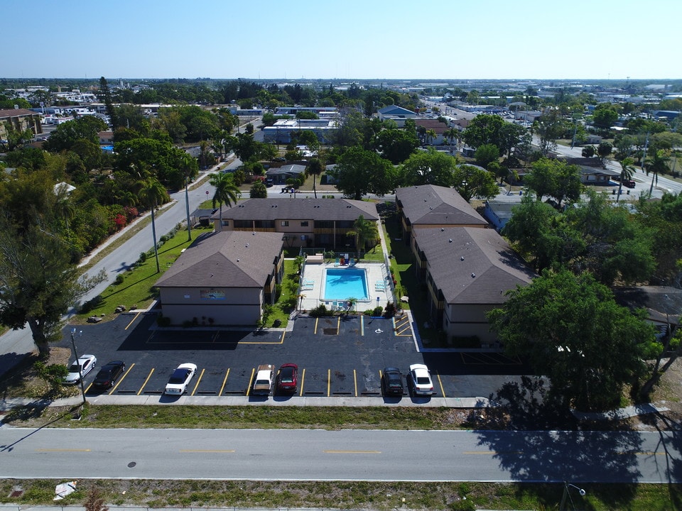 Dolphin Run Apartments in Ft. Myers, FL - Building Photo