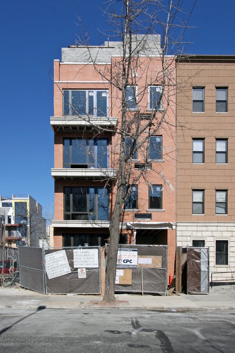 201 Montrose Ave in Brooklyn, NY - Building Photo