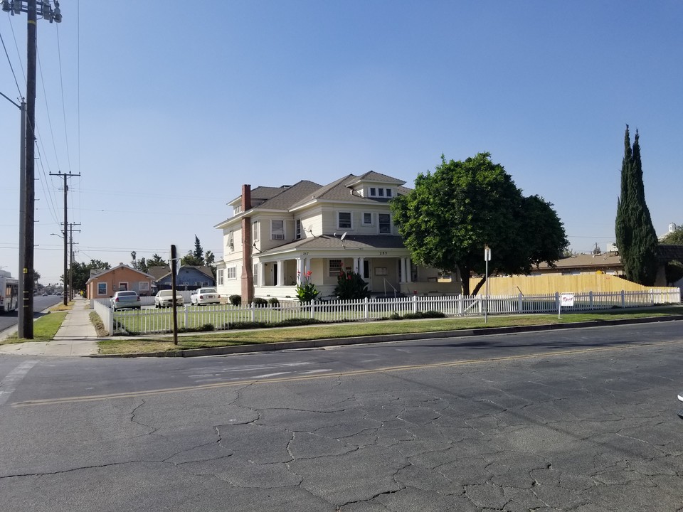 257 S H St in Tulare, CA - Building Photo