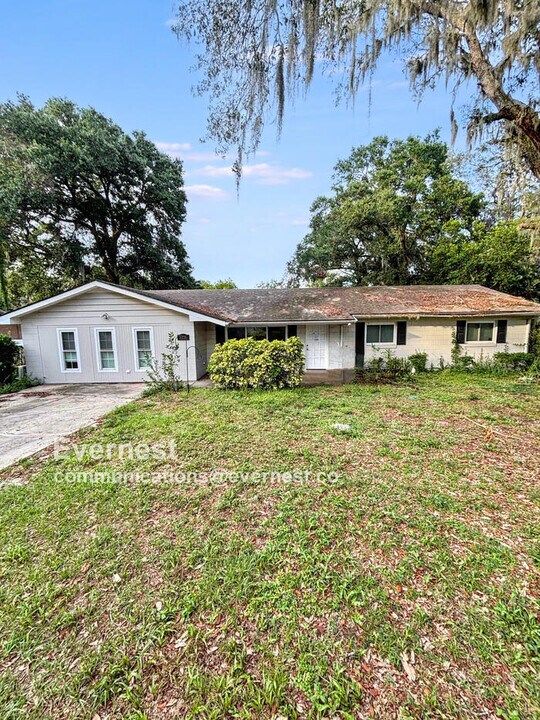 1131 N Magnolia Cir in Eustis, FL - Building Photo