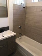 10214 Darby Ave, Unit 1 in Inglewood, CA - Foto de edificio - Building Photo