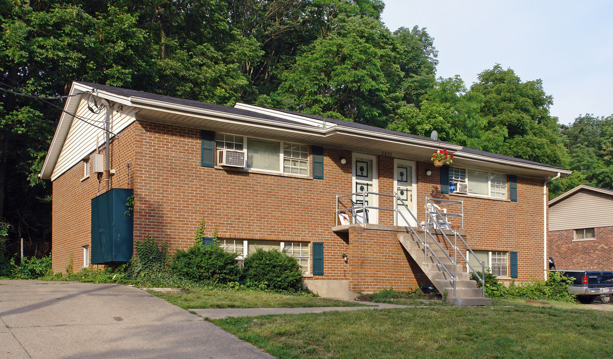 2233 Hanser Dr in Covington, KY - Building Photo