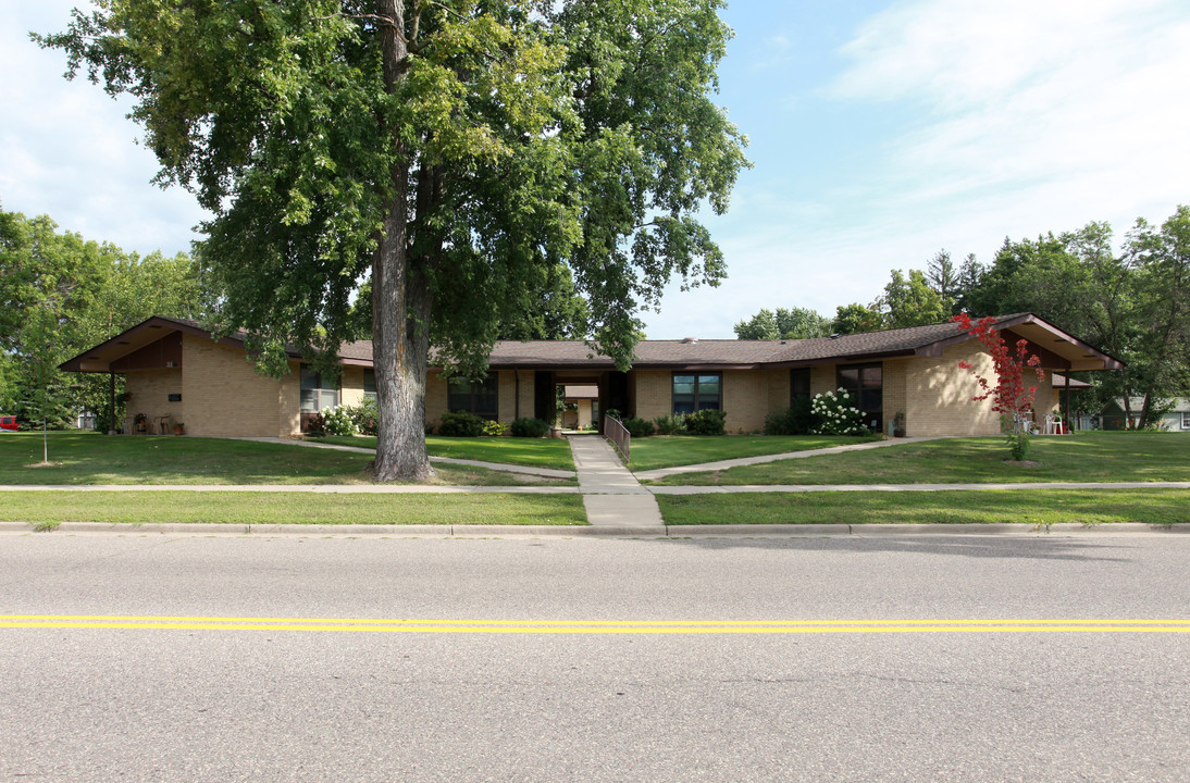 Sunshine Courts in New Richmond, WI - Building Photo