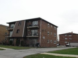 8149 W 83rd Pl in Justice, IL - Building Photo