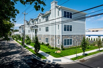 The Sagamore in Port Washington, NY - Foto de edificio - Building Photo