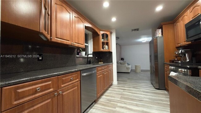 1001 SW 98th Ave in Pembroke Pines, FL - Building Photo - Building Photo