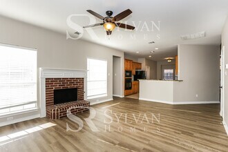 1402 Oxford Dr in Mansfield, TX - Foto de edificio - Building Photo