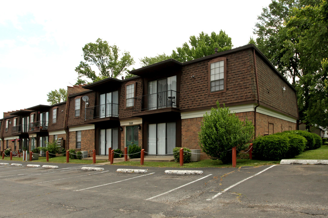 Dunwoody Court in Okolona, KY - Building Photo