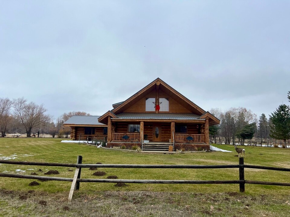 6119 Manastash Rd in Ellensburg, WA - Building Photo