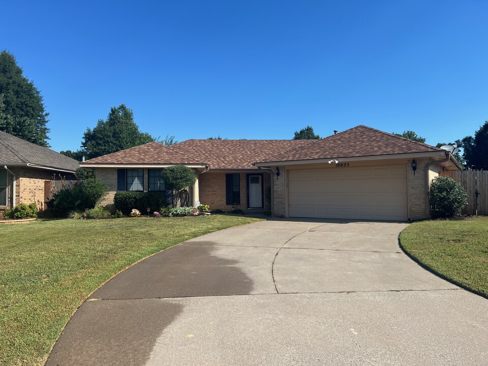 10025 Mamus Ln in Yukon, OK - Building Photo