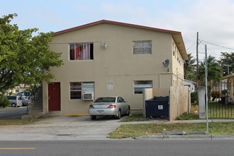 Sandstone Apartments in Hallandale Beach, FL - Building Photo - Building Photo