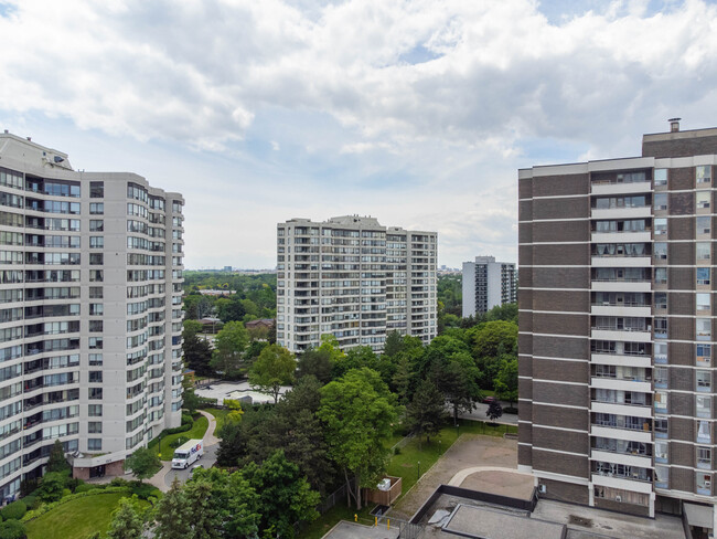 1121 Steeles Ave W in Toronto, ON - Building Photo - Building Photo