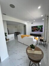 4170 NE 15th Ave, Unit 1 in Pompano Beach, FL - Foto de edificio - Building Photo