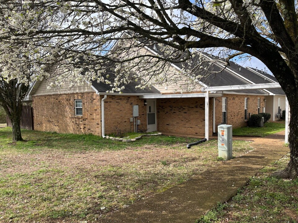 135 Lake Chateau Dr in Nashville, TN - Building Photo