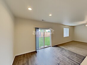 2159 NW Woodland Dr in McMinnville, OR - Foto de edificio - Building Photo