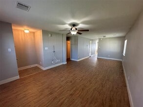 1051 Grassy View Dr in Houston, TX - Foto de edificio - Building Photo