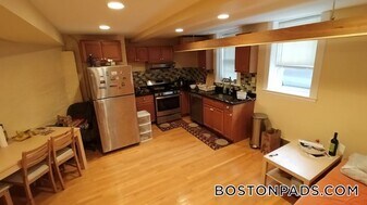 156 Magazine St, Unit B in Cambridge, MA - Building Photo