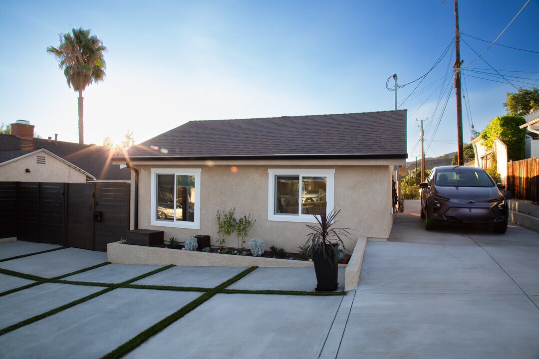 831 Cambridge Dr in Burbank, CA - Building Photo