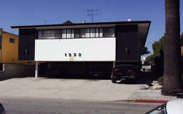 1333 S Ogden Dr in Los Angeles, CA - Foto de edificio