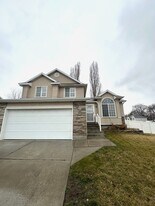 943 1520 N in Clinton, UT - Building Photo