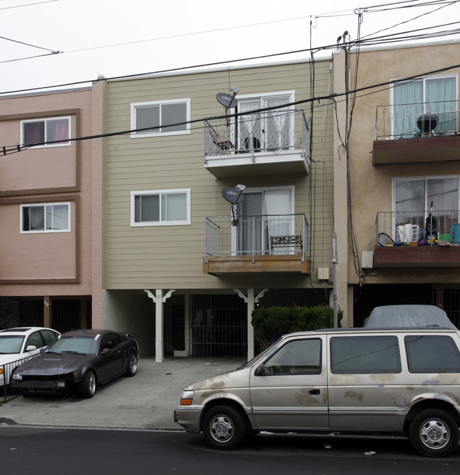 681 Sylvan St in Daly City, CA - Foto de edificio - Building Photo