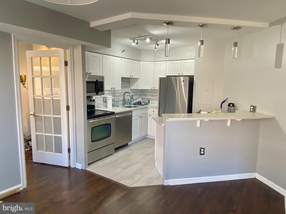 1301 N Courthouse Rd in Arlington, VA - Building Photo