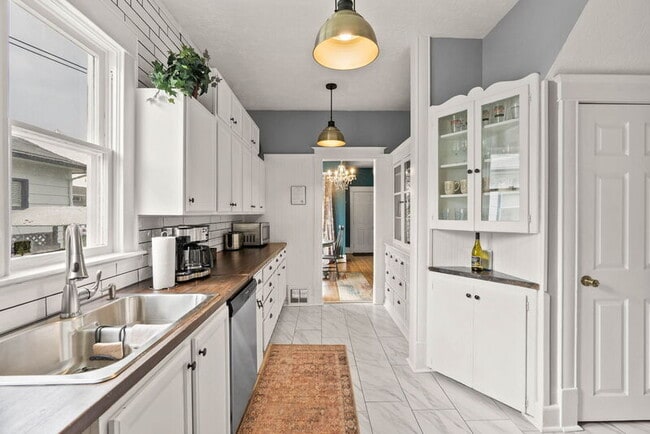 property at 1218 W Grace Ave