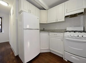 58 W 8th St in New York, NY - Building Photo - Building Photo