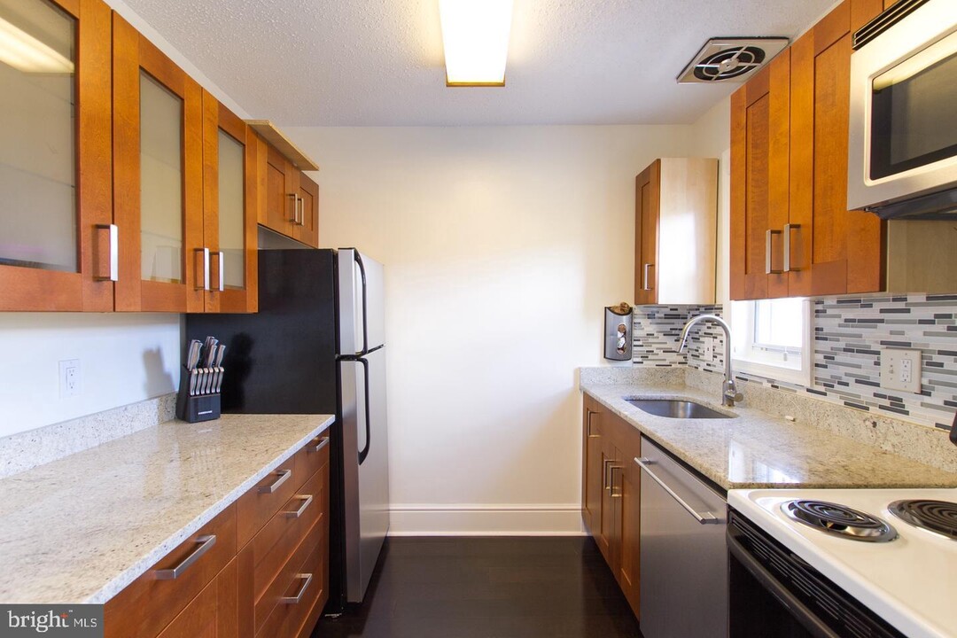 1632 W Abingdon Dr-Unit -202 in Alexandria, VA - Foto de edificio
