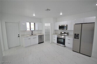 2132 Barker Blvd in Ft. Myers, FL - Building Photo - Building Photo
