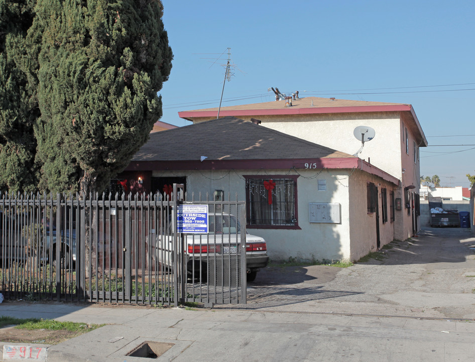 917 W 61st St in Los Angeles, CA - Building Photo