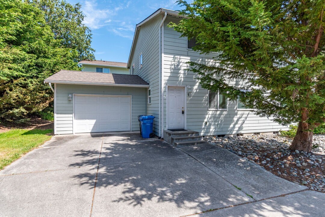 1445 NW Elwha St in Oak Harbor, WA - Building Photo